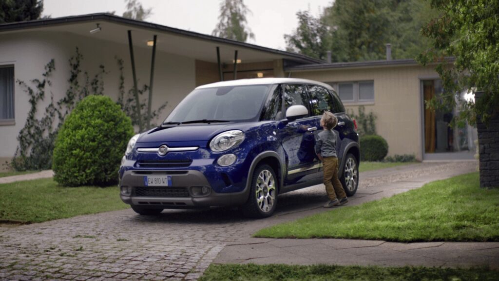 vid thumb fiat 500l round dance 01.jpg